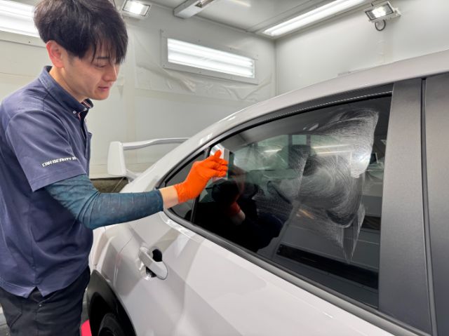 スバル WRX　窓ガラスコーティング塗布中の様子　船橋市