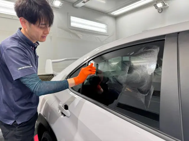 004 - トータルカービューティIIC スバル WRX 窓ガラスコーティング塗布中の様子 船橋市