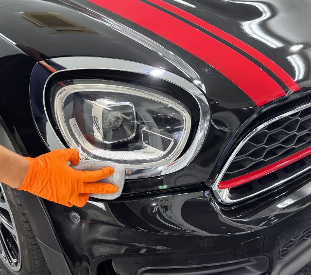 BMW MINIクロスオーバーにセラミックコーティング　塗り込み