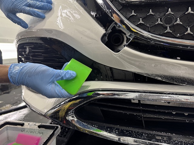 006 - トータルカービューティIIC メルセデスベンツ E220dオールテレイン プロテクションフィルムの貼り付け中 品川区