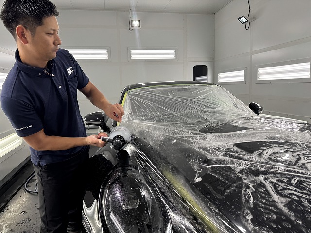 ポルシェ 911カレラ　プロテクションフィルム貼り付け中の様子　新宿