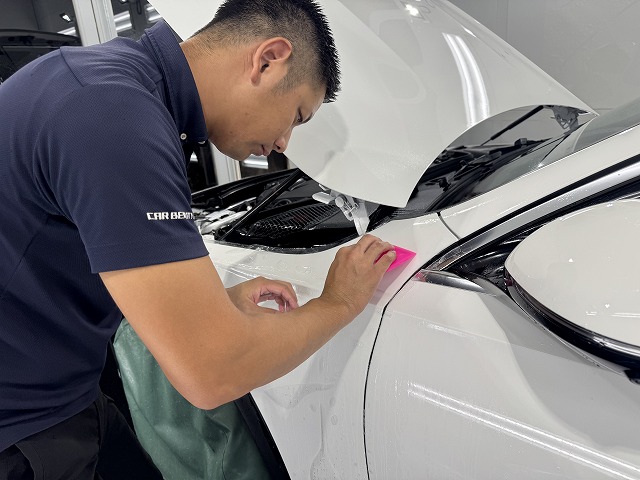 009 - トータルカービューティIIC メルセデスベンツ E220dオールテレイン プロテクションフィルムの貼り付け中 品川区