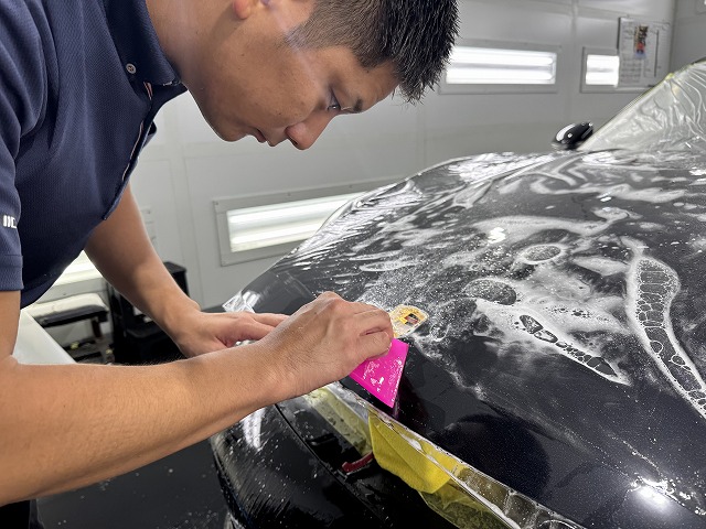 ポルシェ 911カレラ　プロテクションフィルム貼り付け中の様子　新宿