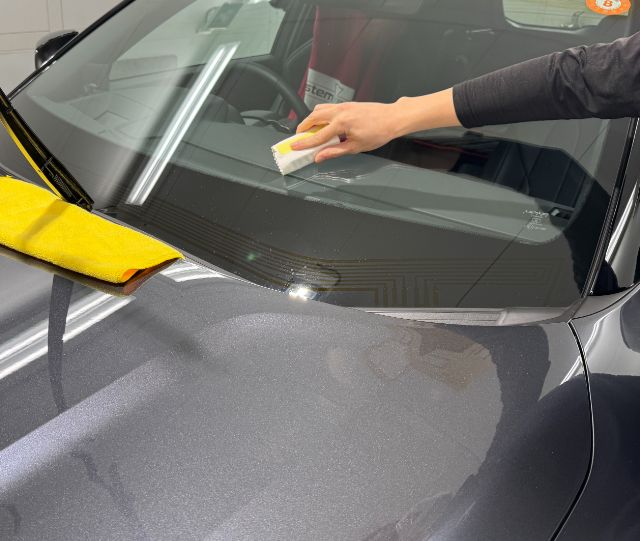 レクサス LBX　窓ガラスコーティング塗布中　市川市