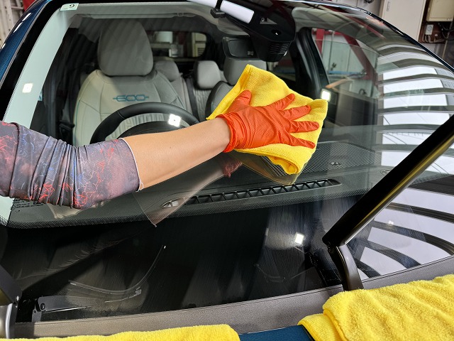 FIAT 600 Hybrid　窓ガラスコーティング拭き上げ中　千葉