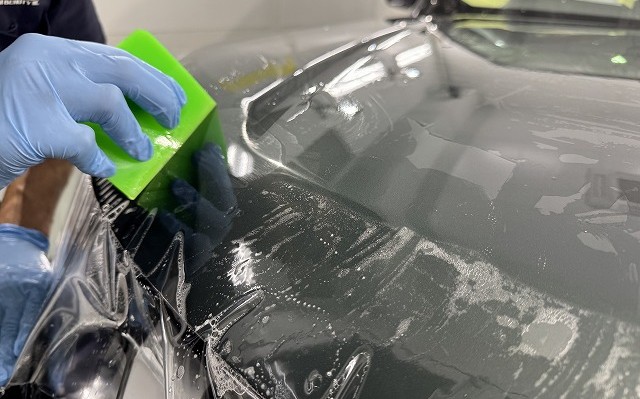 飛び石・擦り傷対策なら「プロテクションフィルム」がおすすめであることについて解説するイメージ