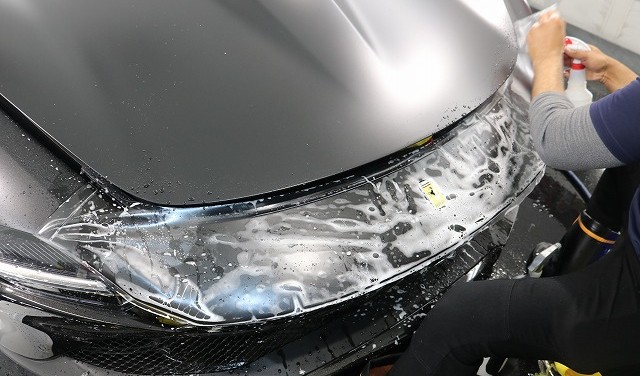 プロテクションフィルムの施工価格について解説するイメージ