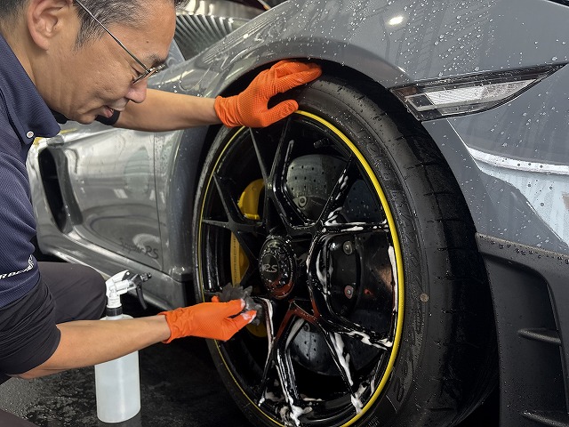 ポルシェ 718スパイダーRS　ホイール洗車の様子　横浜市