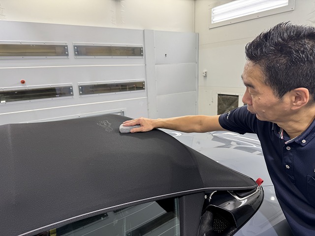 ポルシェ 718スパイダー　幌コーティング施工中の様子　神奈川