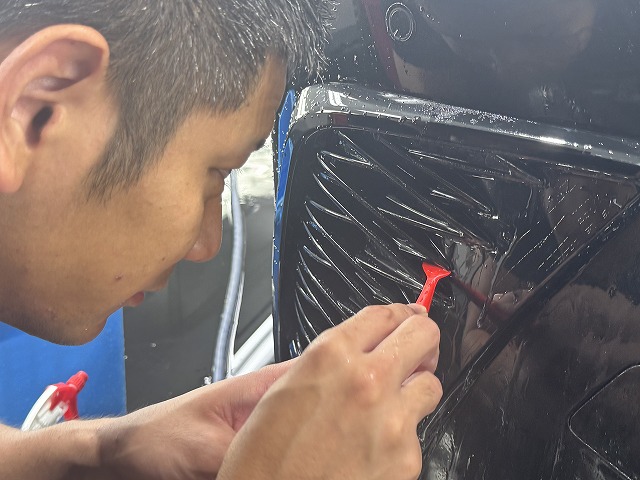 レクサスNX450h＋　プロテクションフィルム貼り付け作業中　世田谷区