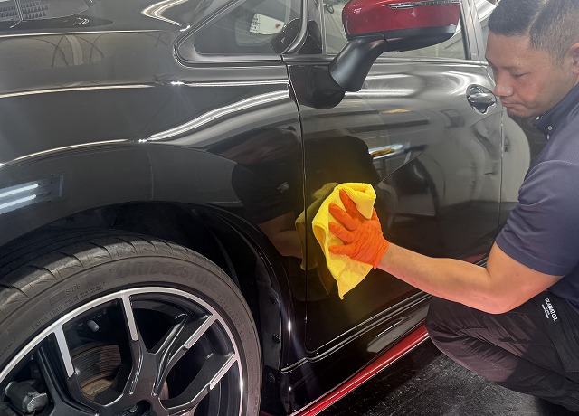 日産 ノートNISMO　がラスコーティング拭き上げ中　市川市