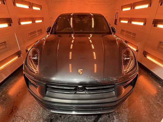 ポルシェ マカンGTS　ガラスコーティング施工後遠赤外線熱乾燥中　長野