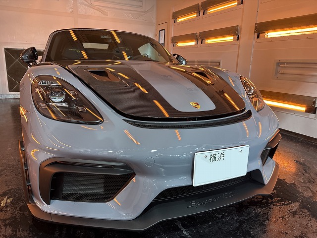 ポルシェ 718スパイダーRS　遠赤外線熱乾燥中の様子　横浜