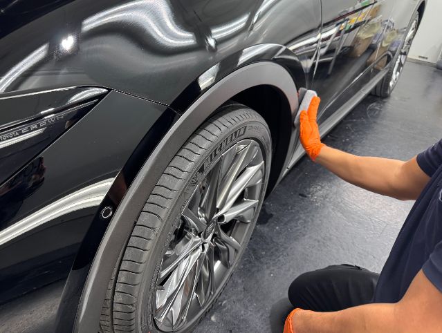 トヨタ クラウンクロスオーバー　セラミックコーティング塗布中の様子　横浜市　
