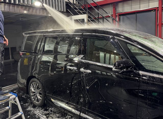 トヨタ ヴェルファイア　洗車中の様子　つくば市