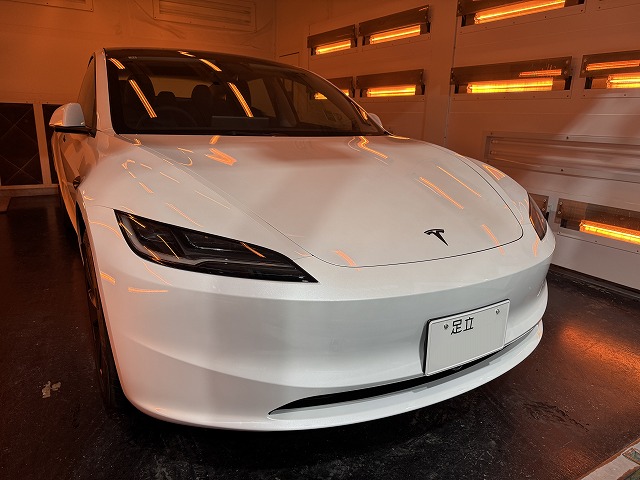 テスラ　モデル3　遠赤外線熱乾燥中　墨田区