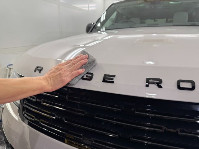 ランドローバー　レンジローバー　セラミックコーティング塗布中　神奈川県