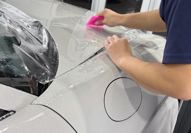 026 - トータルカービューティIIC ポルシェ タルガ リアバンパー プロテクションフィルム貼り付け作業中 春日部