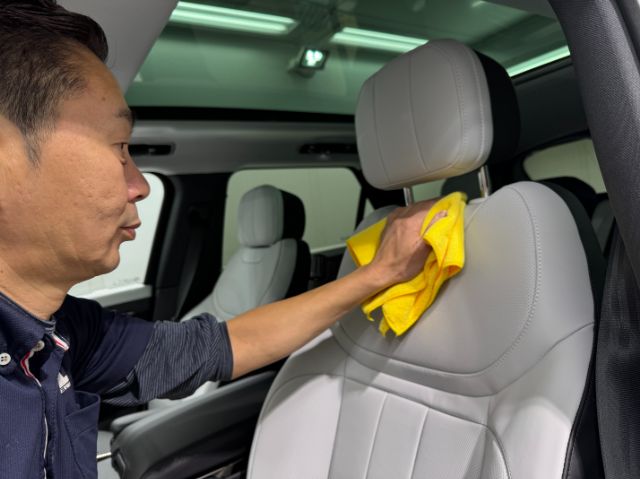 ランドローバー　レンジローバー　レザーシートコーティング拭き上げ作業中　神奈川県