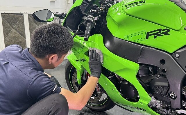 バイクコーティング施工後に仕上げ拭きする様子