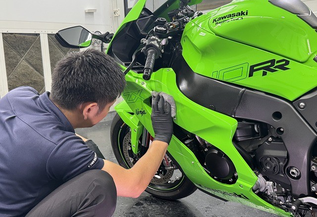 Kawasakiのバイクにコーティングしている様子