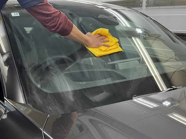 070 - トータルカービューティIIC マツダ CX60 窓ガラスコーティング拭き上げ作業中 千葉市