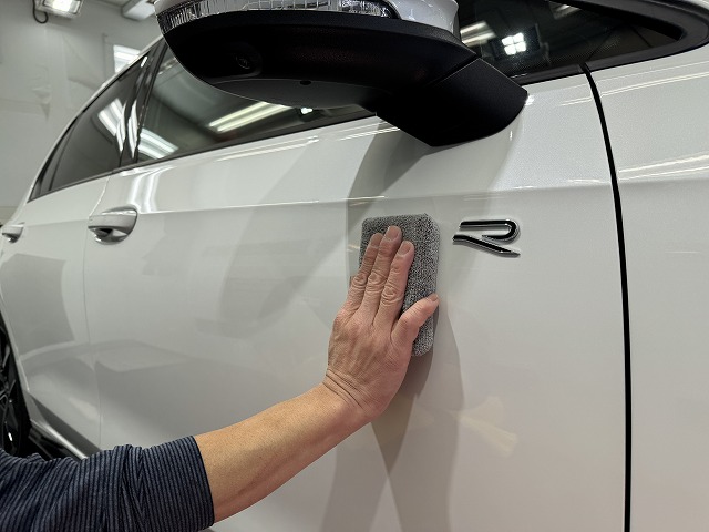 118 - トータルカービューティIIC フォルクスワーゲン ゴルフ セラミックコーティング塗り込み作業中 江戸川区