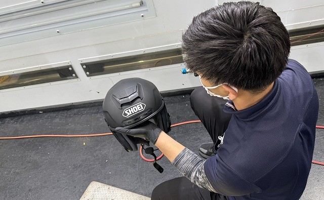 ヘルメットにもコーティング施工している様子