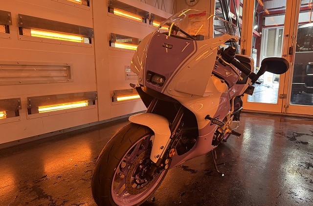 ヤマハ・XSR900のコーティング塗布後に熱乾燥させている様子