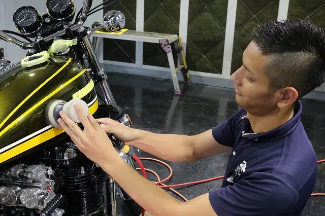 バイクのタンクを磨いている様子