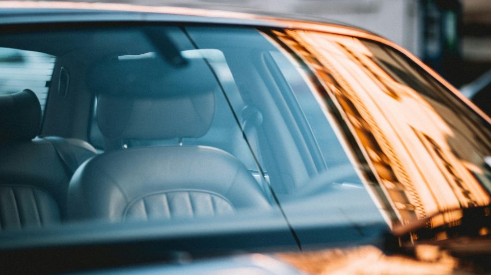 フロントガラスコーティングは安くておすすめ - トータルカービューティIIC フロントガラスコーティングの概要や施工メリット、価格について解説するイメージ