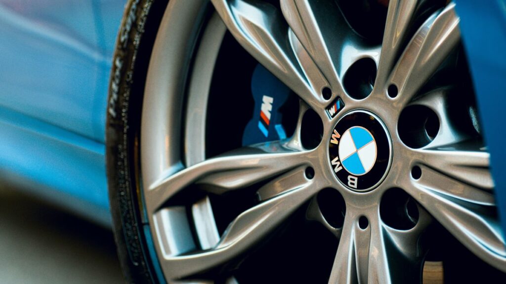 andrei-poenalte-fSnH1pE0W50-unsplash - トータルカービューティIIC 硬化タイプのコーティング剤とスプレータイプの違いについて解説するイメージ