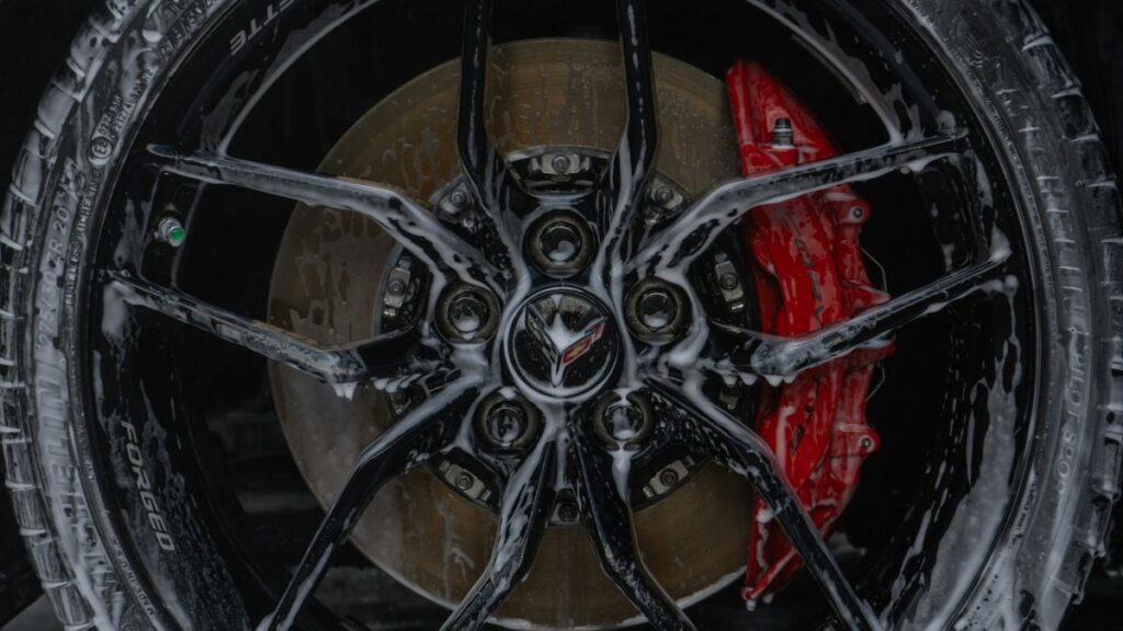 archivio-automobile-DlIbdueWYpU-unsplash - トータルカービューティIIC ホイールコーティング施工後のお手入れ方法について解説するイメージ