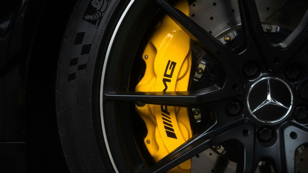 loris-marie-d6_StwRy658-unsplash - トータルカービューティIIC ホイールコーティングの必要性について解説するイメージ