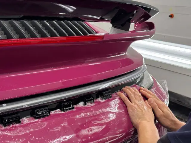 ポルシェ 911ターボS プロテクションフィルム貼り付け作業中
