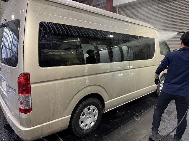 トヨタ ハイエース スーパーロング ファインテックツアラー　洗車中の様子　江戸川区