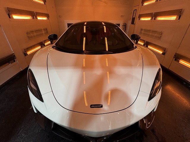 マクラーレン570S　さいたま市　遠赤外線熱乾燥作業中