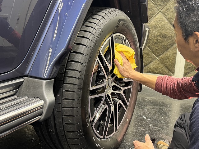 008 - トータルカービューティIIC メルセデスベンツG400d ホイールコーティング拭き上げの様子 伊東市