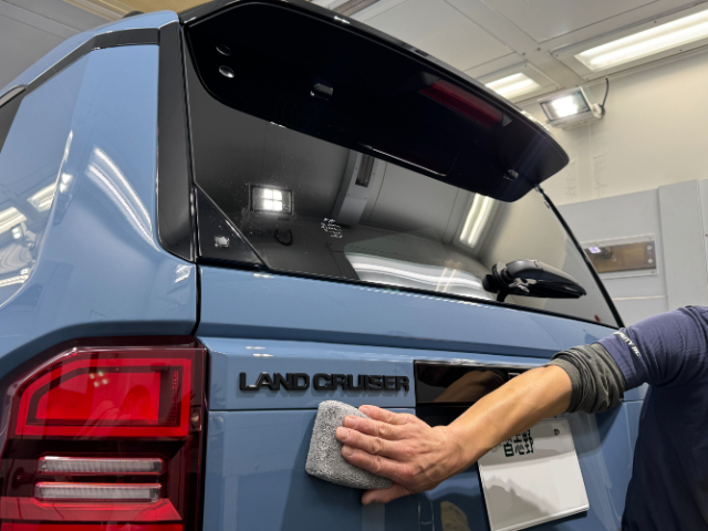 トヨタ　ランドクルーザー250　セラミックコーティング塗り込み中の写真　習志野市