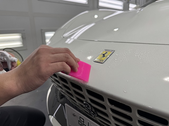 フェラーリ ローマスパイダー　プロテクションフィルム貼り付け作業中　港区