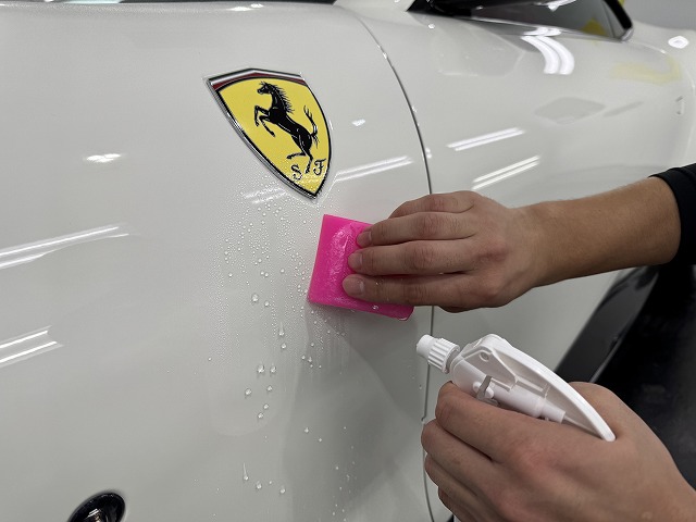 フェラーリ ローマスパイダー　プロテクションフィルム貼り付け作業中　港区