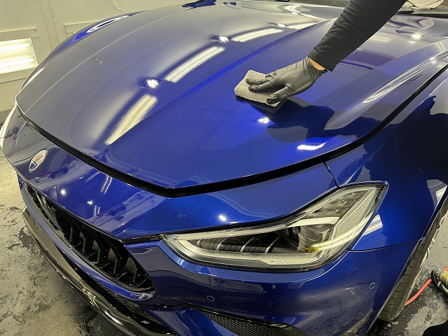 マセラティ ギブリグランスポーツ　市川市　ガラスコーティング塗布中の様子