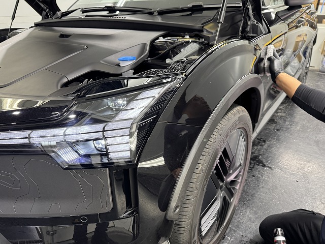 ボルボEX30 クロスカントリー　セラミックコーティング塗布中　台東区