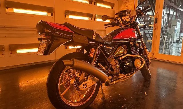 遠赤外線熱乾燥装置で完全硬化させている様子