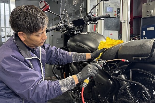 ロイヤルエンフィールド クラシックにバイクコーティングしている様子