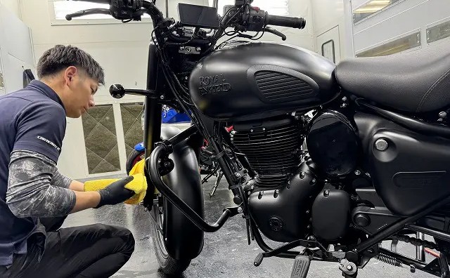 コーティング施工後に仕上げ拭きを行っている様子