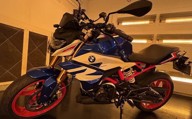 コーティング施工後に遠赤外線装置で熱乾燥させている様子