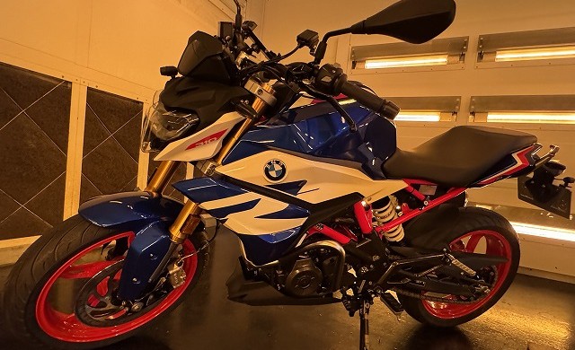 BMW G310Rにコーティング施工後、熱乾燥させている様子