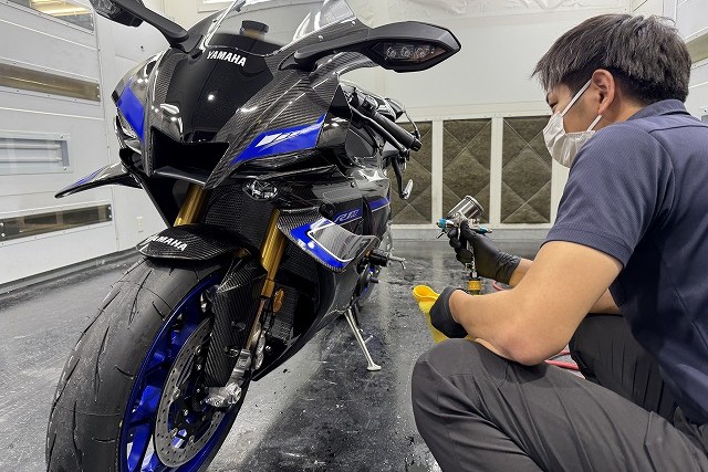 ヤマハ YZF-R1Mにコーティング剤を吹きかけている様子