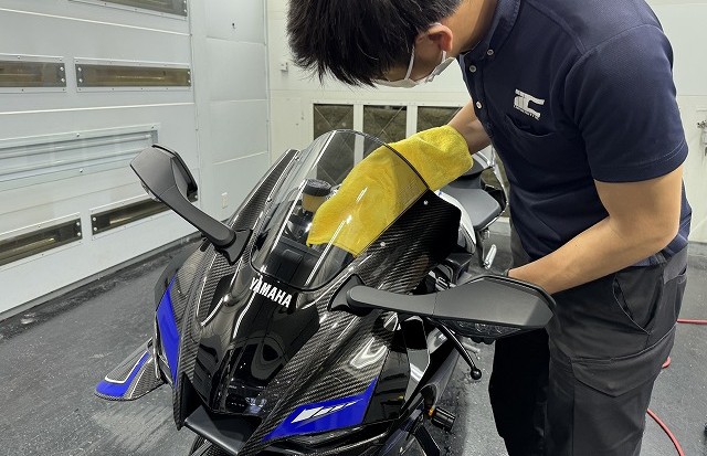 コーティング剤を吹きかけたあとに仕上げ拭きしている様子